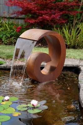ميزة المياه المعدنية في الهواء الطلق Corten Steel Water Fountain Garden Ornament